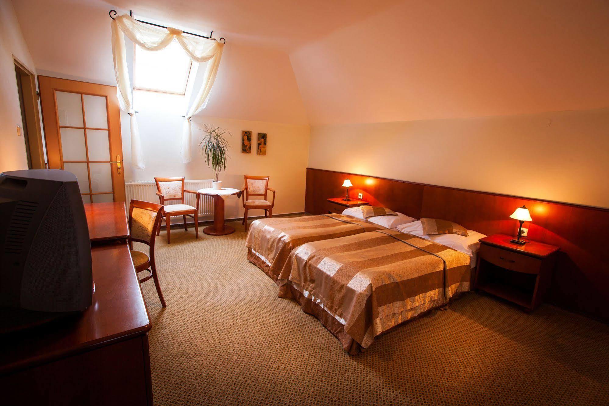 Park Hotel Tartuf Beladice Ngoại thất bức ảnh